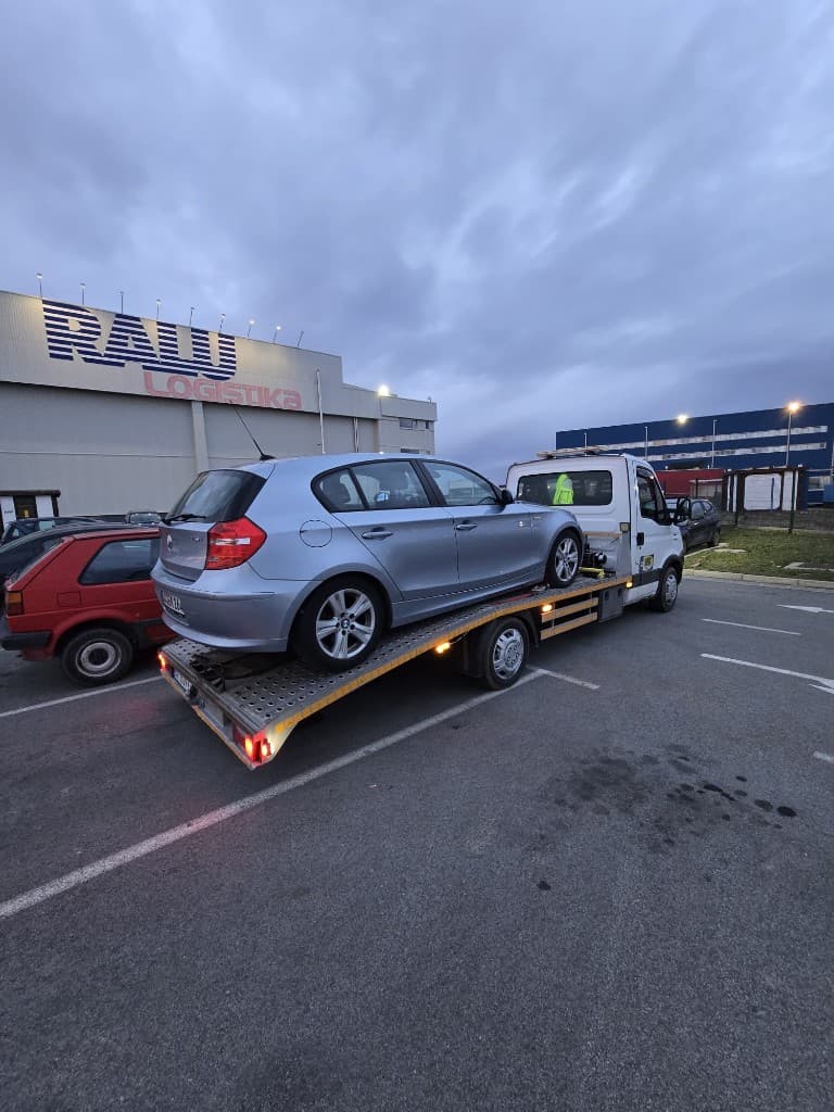 Prevoz BMW vozila na platformi — intervencija šlep službe