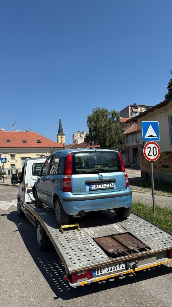 Prevoz plavog Fiat Panda vozila na platformi — šlep služba Pantelić